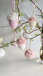 Ob als lustiges Oster-Mitbringsel, stilvolle Osterdeko modern oder einfach als süßes Highlight zwischen Deko-Hasen und Frühlingsblumen – dieses handgefertigte Ei sorgt für eine fröhliche Atmosphäre. Perfekt auch als Geschenkidee für Ostern!