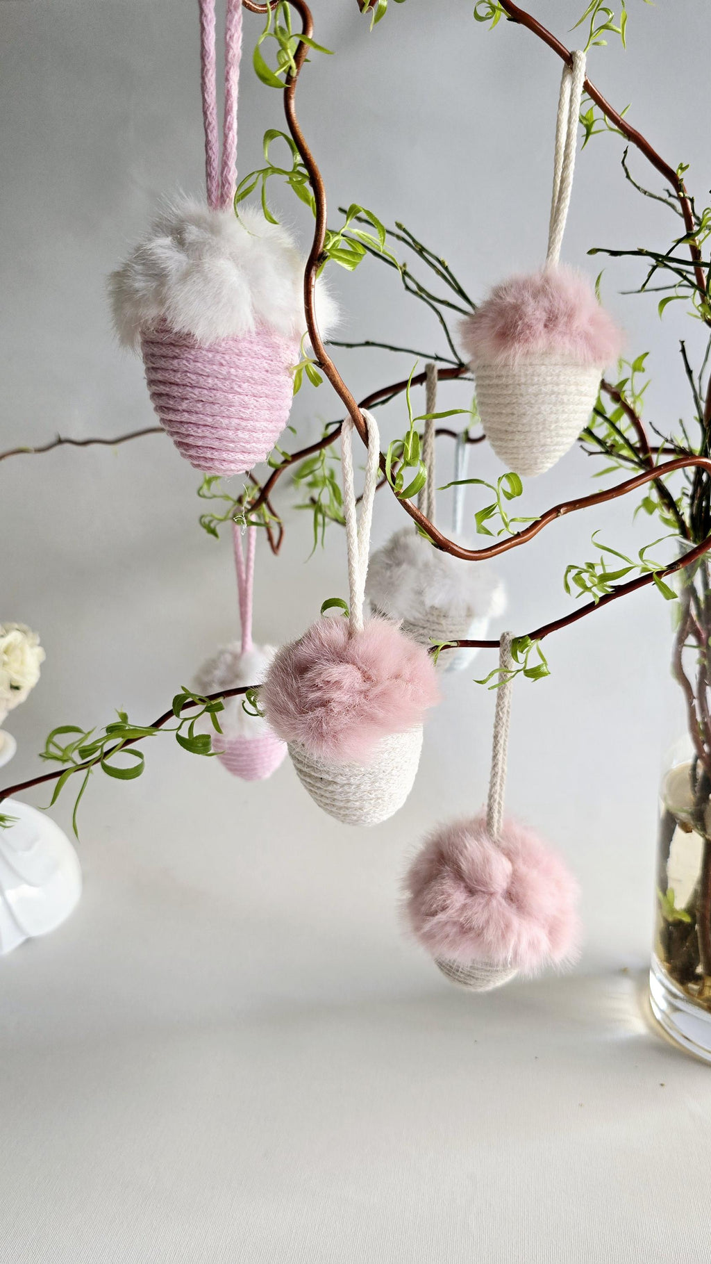 Ob als lustiges Oster-Mitbringsel, stilvolle Osterdeko modern oder einfach als süßes Highlight zwischen Deko-Hasen und Frühlingsblumen – dieses handgefertigte Ei sorgt für eine fröhliche Atmosphäre. Perfekt auch als Geschenkidee für Ostern!