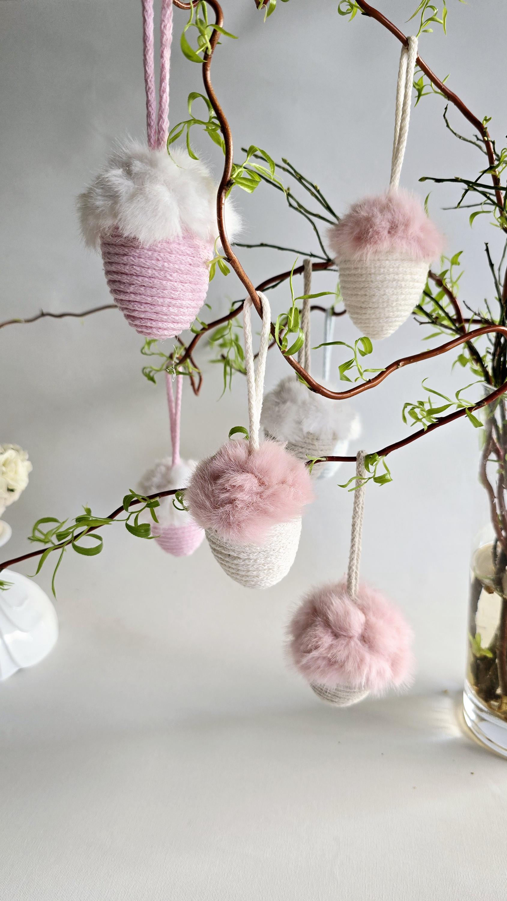Ob als lustiges Oster-Mitbringsel, stilvolle Osterdeko modern oder einfach als süßes Highlight zwischen Deko-Hasen und Frühlingsblumen – dieses handgefertigte Ei sorgt für eine fröhliche Atmosphäre. Perfekt auch als Geschenkidee für Ostern!