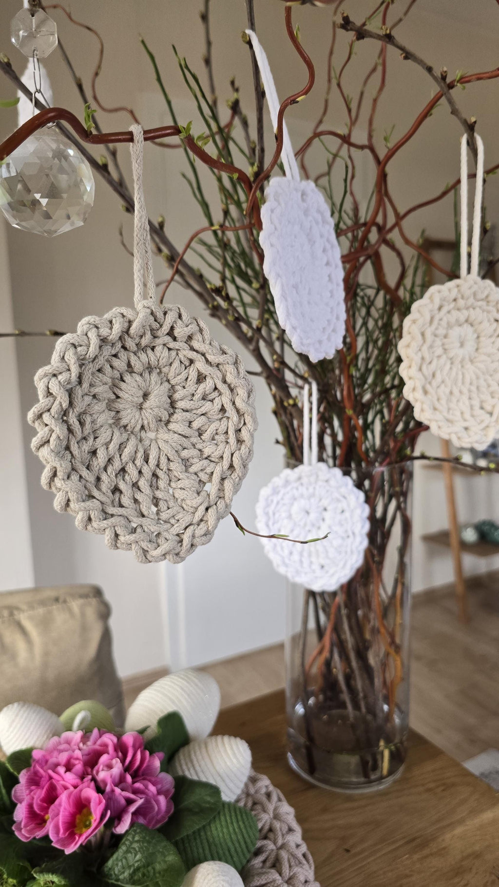 🥚 Osterdeko mal anders – weil Standard einfach nicht dein Ding ist! 🐣

Vergiss langweilige Plastik-Ostereier! Dieses gehäkelte Osterei ist einzigartig, handgemacht und nirgendwo anders zu finden. 🎉