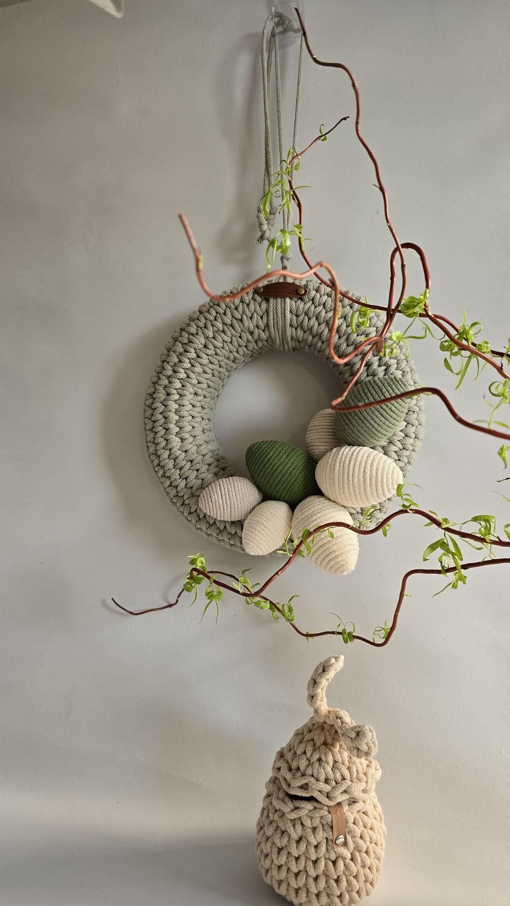 Mach dein Zuhause frühlingsfrisch und sichere dir diesen einzigartigen Osterkranz, bevor er ausverkauft ist! 🌸✨