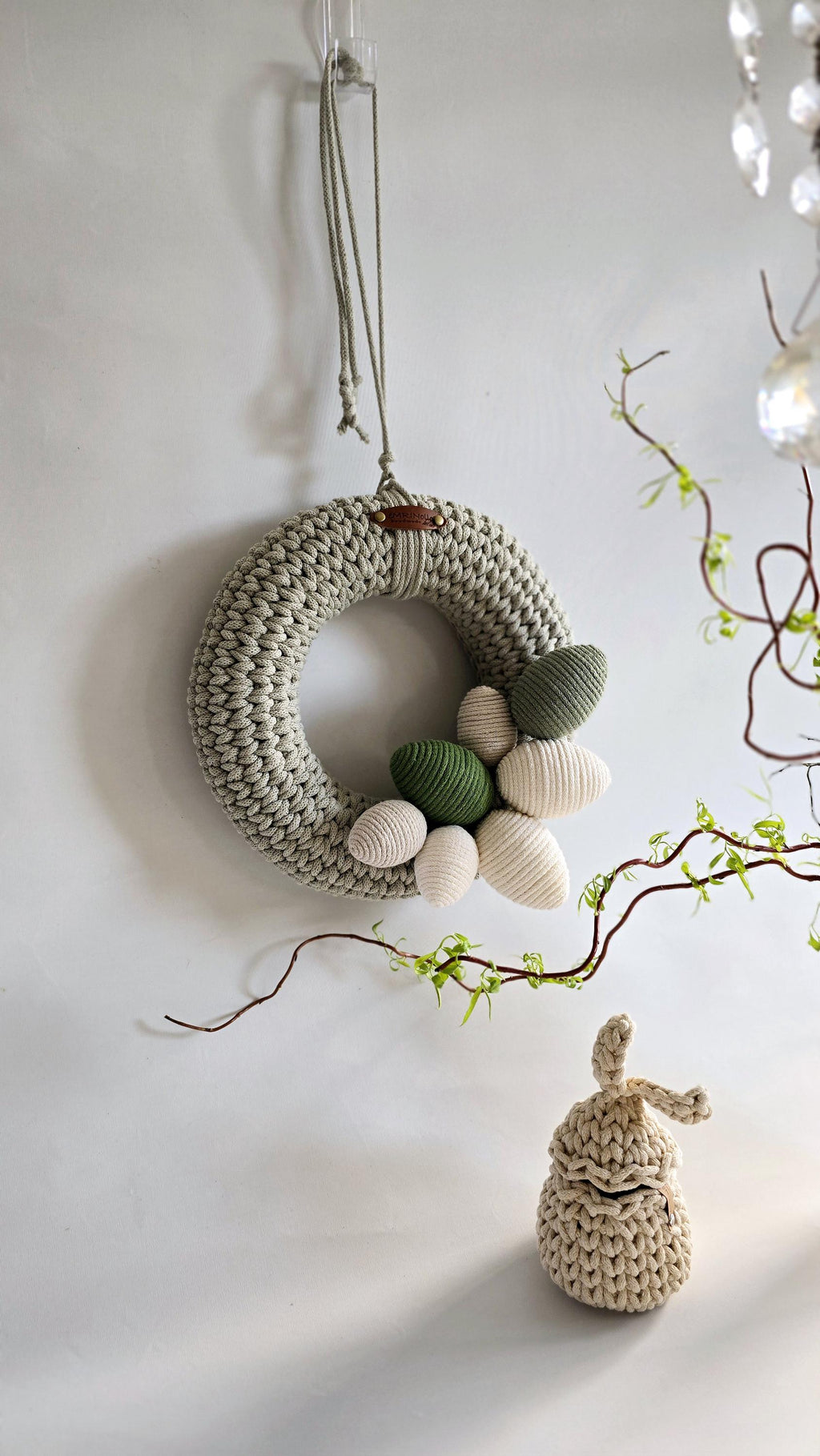 🔥 Warum du ihn JETZT brauchst?
✔ Handgefertigte Qualität – Kein 08/15, sondern echte Handarbeit!
✔ Perfekt als Geschenk zu Ostern – Überrasche deine Liebsten mit etwas Besonderem!
✔ Skandinavischer Charme in Naturfarben – Passt zu jedem Wohnstil!
✔ Super vielseitig – Ob als Türkranz für Ostern oder als elegante Wanddeko.