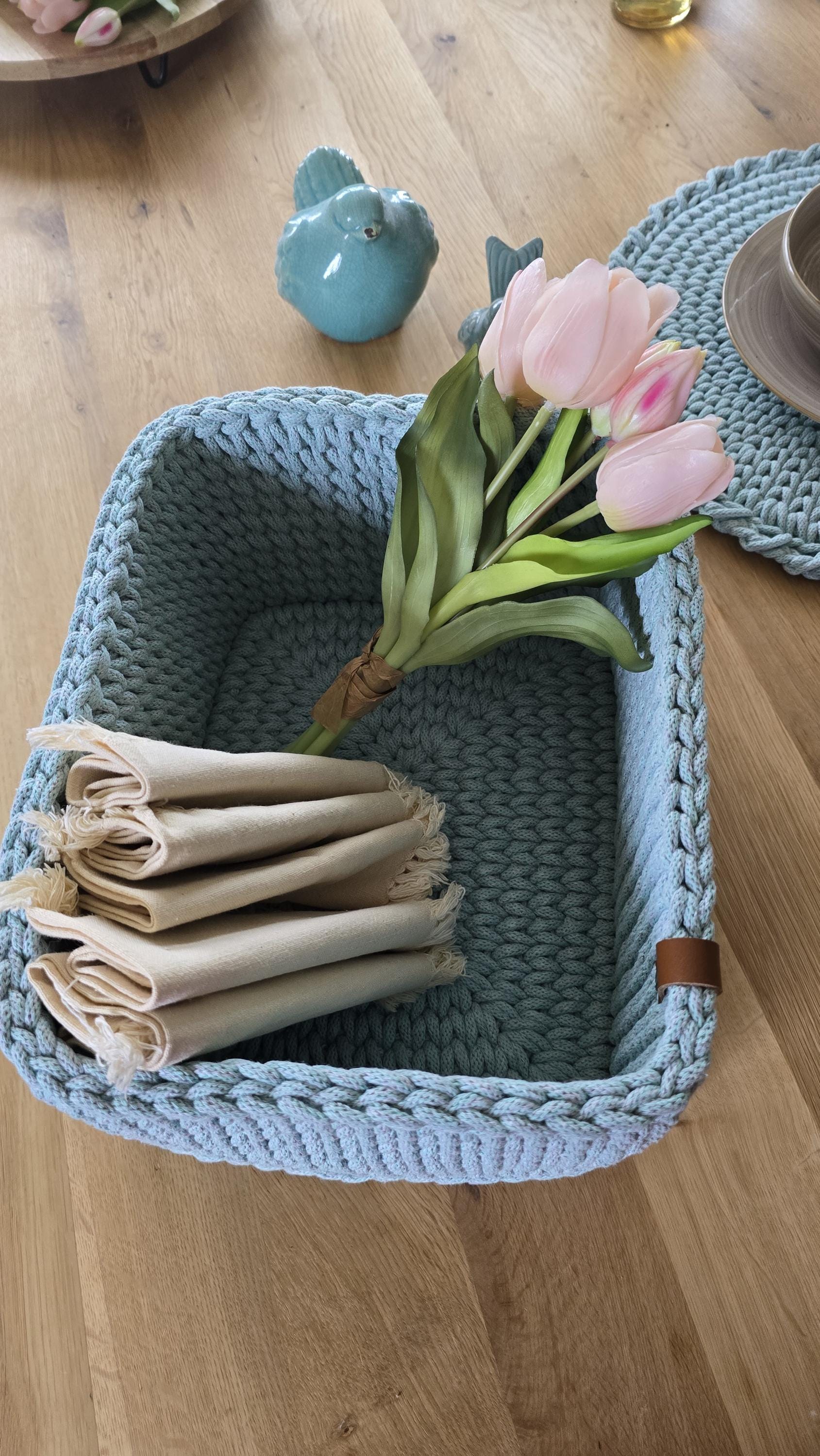Gehäkelt aus reiner Baumwolle, stabil und weich zugleich, in Farben, die sich harmonisch in jedes Badezimmer, Home Office oder Schlafzimmer einfügen.