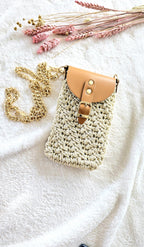 Diese crochet phone bag im warmen Farbton Golden Creme mit edlem senfgelbem Leder ist nicht nur praktisch, sondern auch ein stilvolles Unikat.