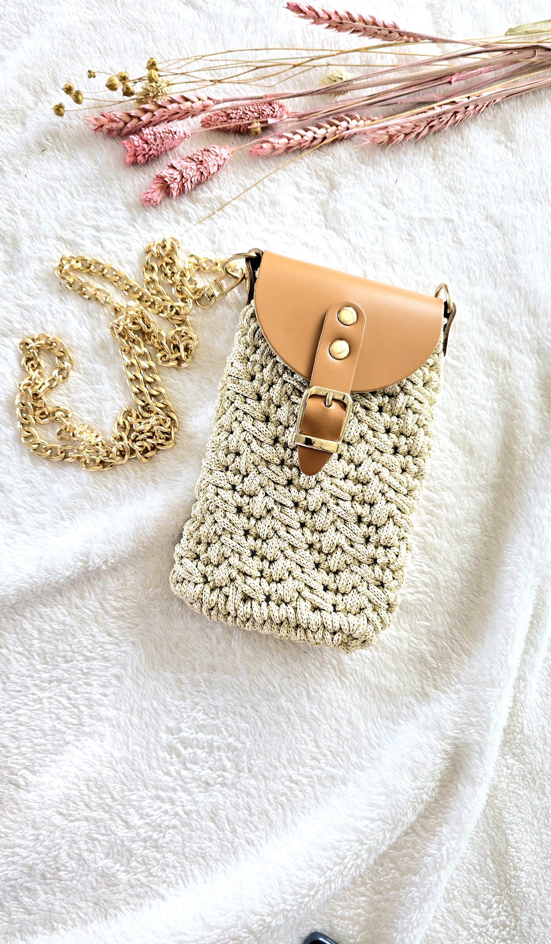 Diese crochet phone bag im warmen Farbton Golden Creme mit edlem senfgelbem Leder ist nicht nur praktisch, sondern auch ein stilvolles Unikat.