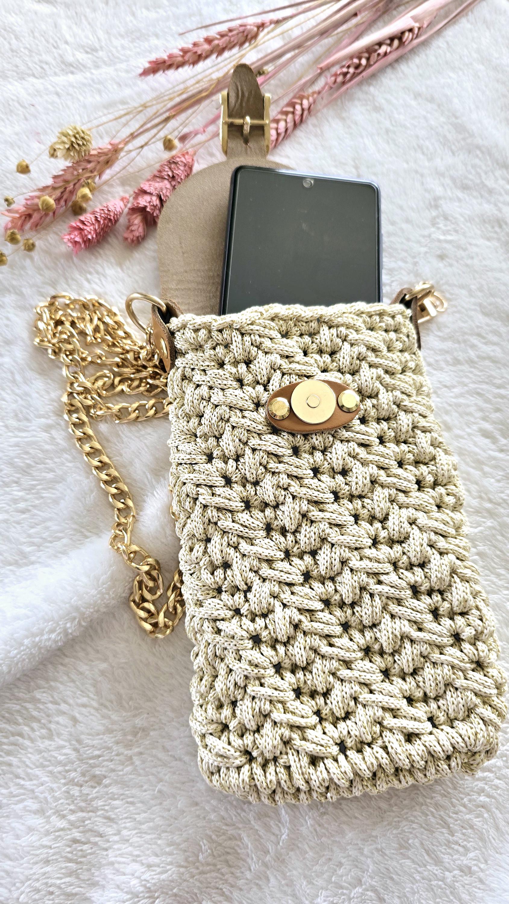 Crochet Phone Bag golden creme – Crossbody Phone Pouch – Handmade Phone Case mit Leder – Handytasche gehäkelt Umhängetasche