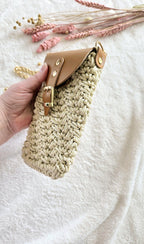 Als crossbody phone pouch begleitet sie dich sicher und leicht durch den Alltag – dein handmade phone case mit Wow-Faktor.