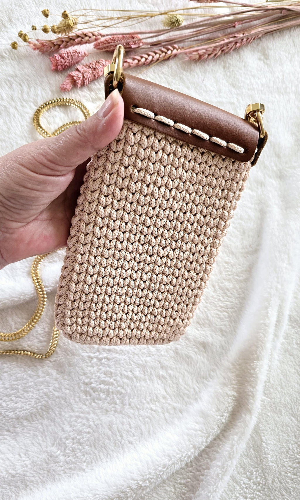 Crochet Phone Bag Soft Bronze – Crossbody Phone Pouch – Handmade Phone Case mit Leder – Handytasche gehäkelt Umhängetasche