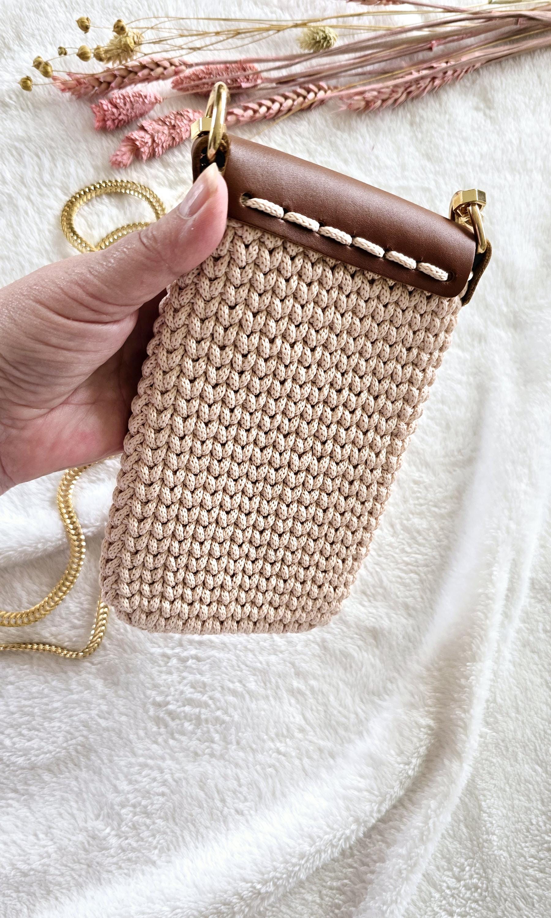 Crochet Phone Bag Soft Bronze – Crossbody Phone Pouch – Handmade Phone Case mit Leder – Handytasche gehäkelt Umhängetasche