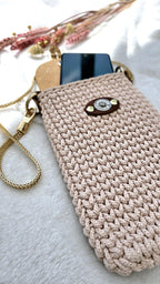 Diese Handytasche gehäkelt in sanften Nude-Tönen ist dein neues Lieblingsstück – praktisch, stilvoll und angenehm leicht.