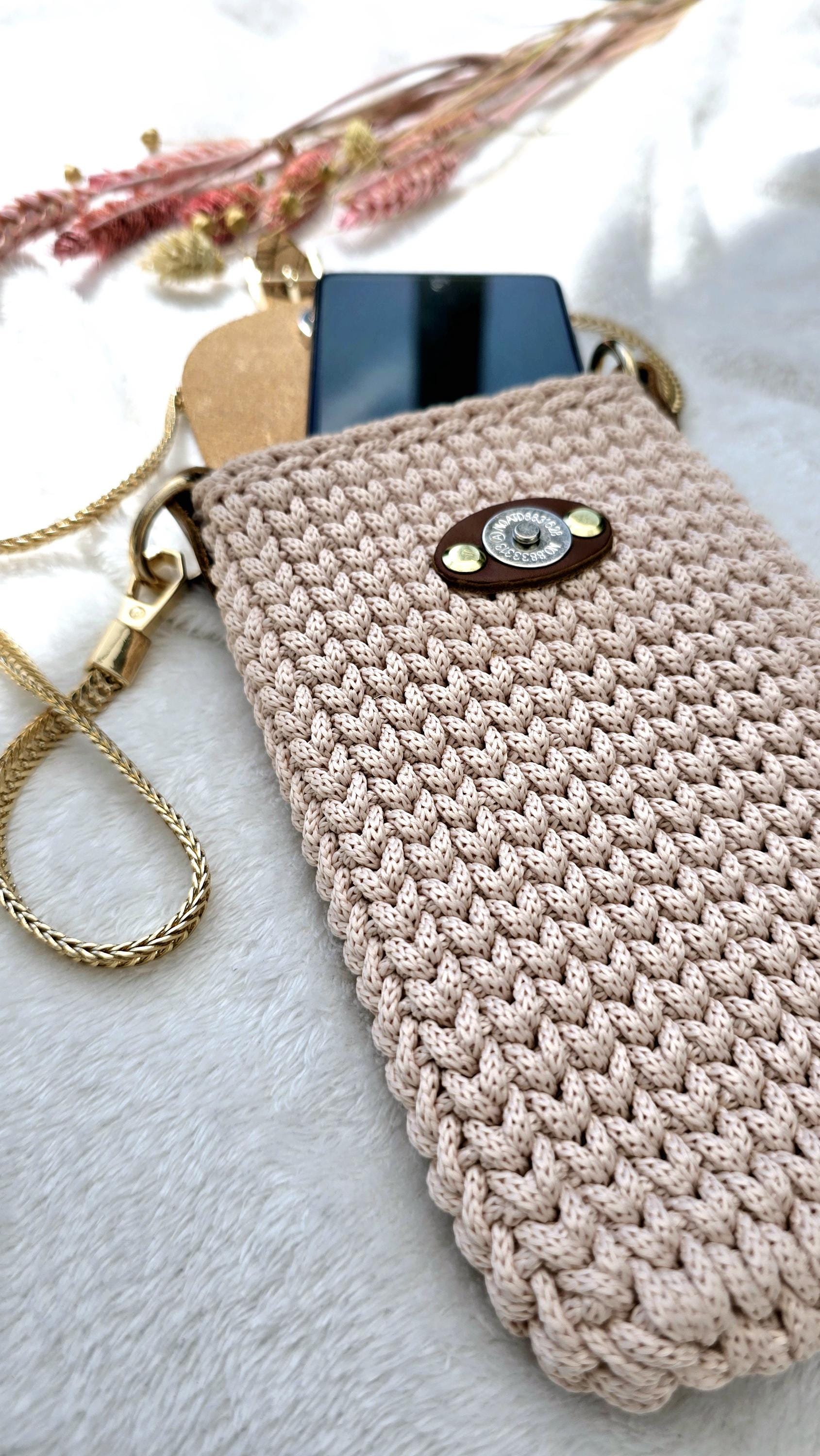 Diese Handytasche gehäkelt in sanften Nude-Tönen ist dein neues Lieblingsstück – praktisch, stilvoll und angenehm leicht.