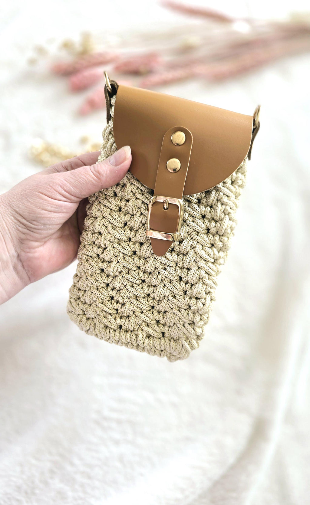 Als crossbody phone pouch begleitet sie dich sicher und leicht durch den Alltag – dein handmade phone case mit Wow-Faktor.