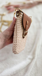 Diese Handytasche gehäkelt in sanften Nude-Tönen ist dein neues Lieblingsstück – praktisch, stilvoll und angenehm leicht.