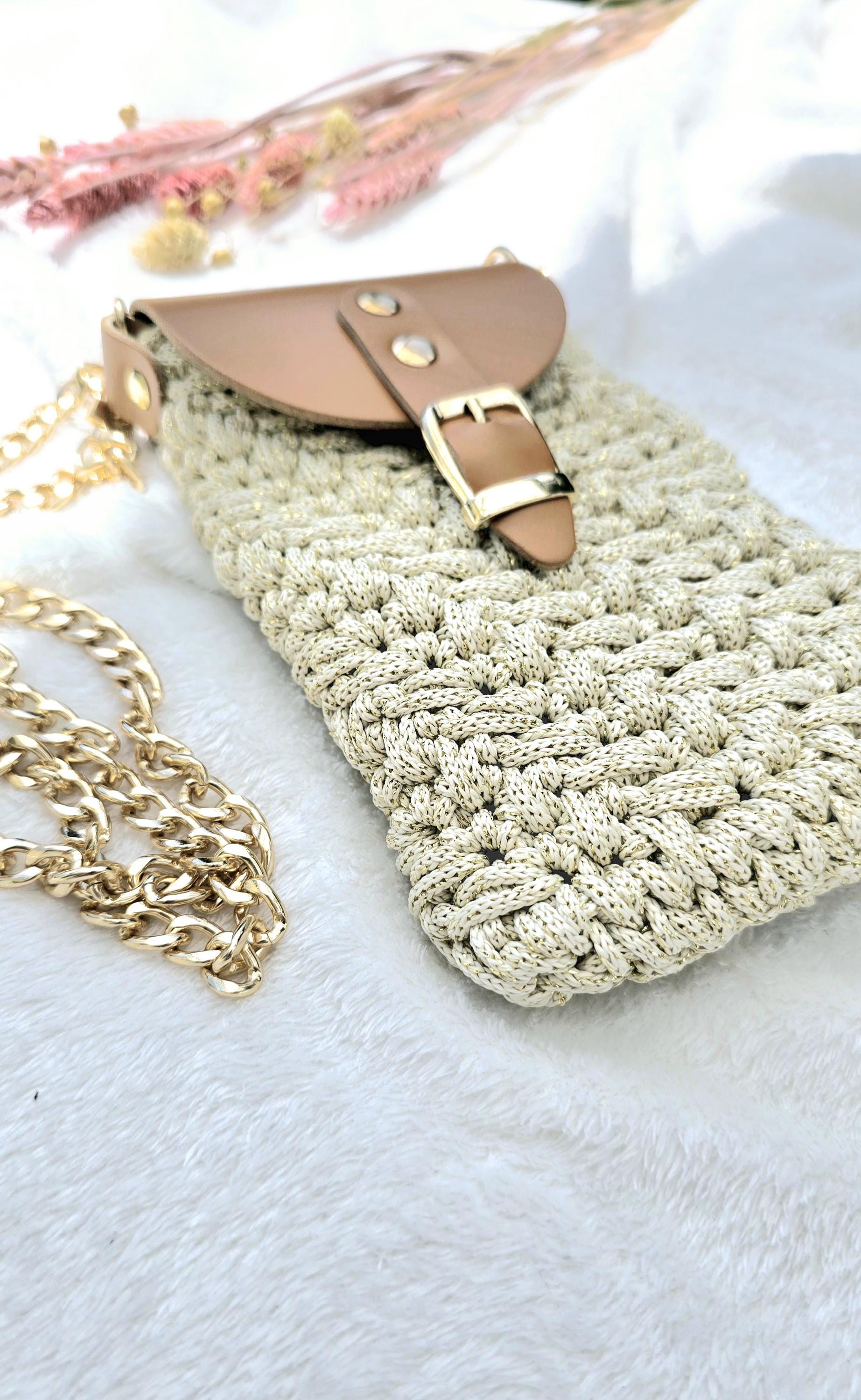 Crochet Phone Bag golden creme – Crossbody Phone Pouch – Handmade Phone Case mit Leder – Handytasche gehäkelt Umhängetasche
