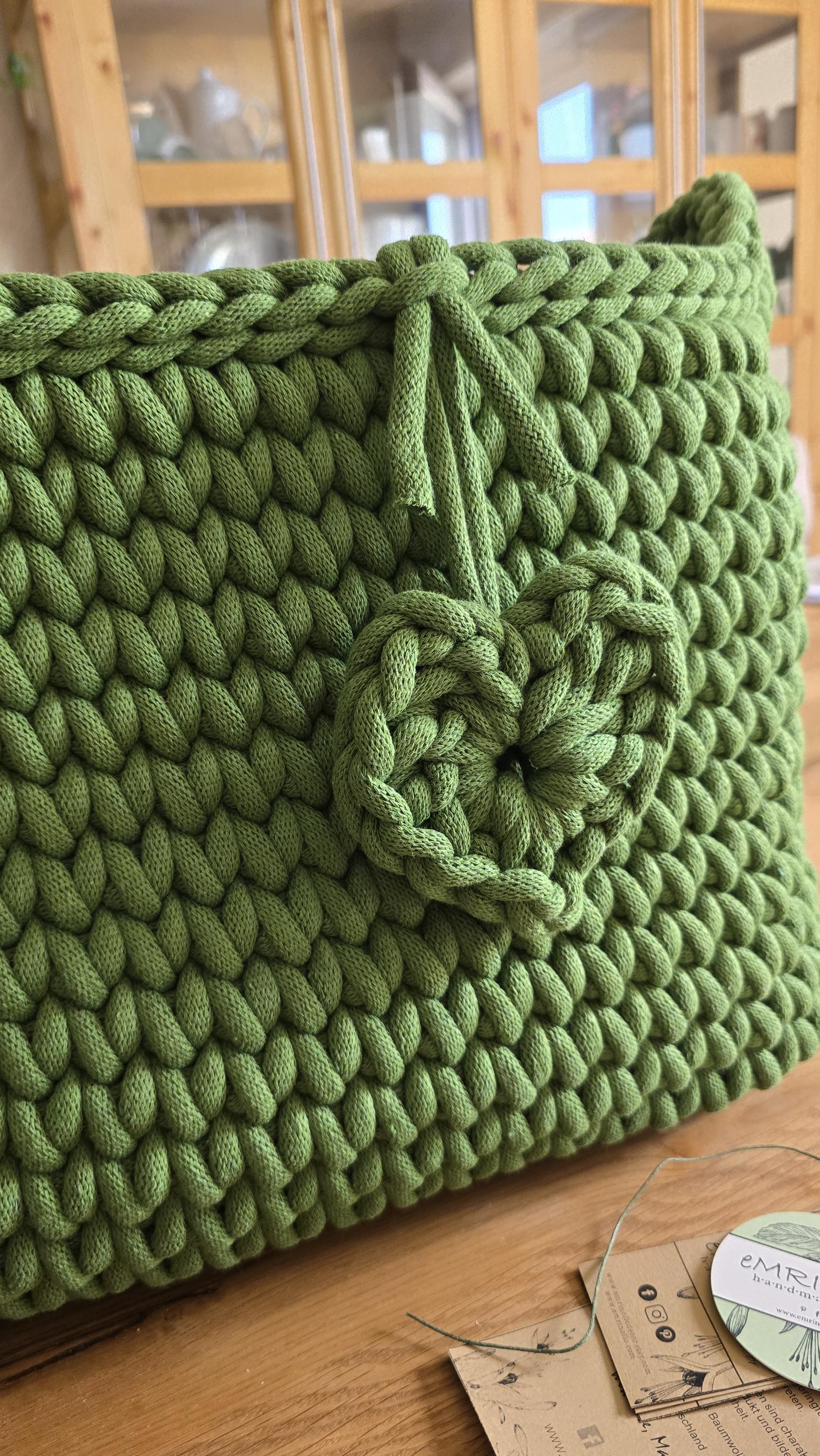 Dieser handgefertigte XXL-Korb, dein neuer Aufbewahrungskorb in skandinavischem Design, bietet nicht nur Platz für Decken, Kissen oder Wäsche – sondern bringt klare Linien, Struktur und Ruhe in deinen Alltag.