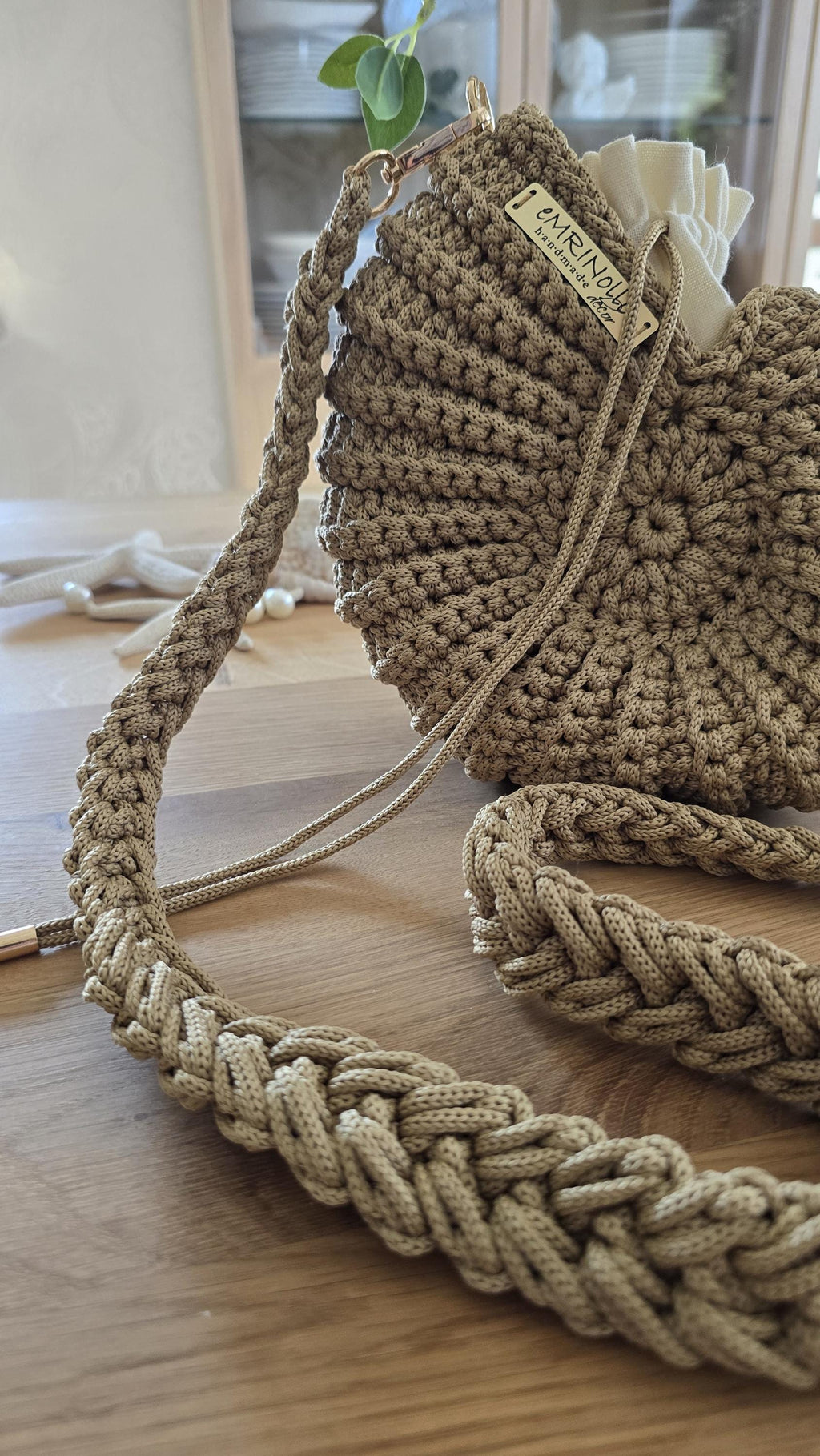 Muscheltasche mit schönem gehäkeltem Gurt