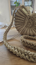 Muscheltasche mit schönem gehäkeltem Gurt