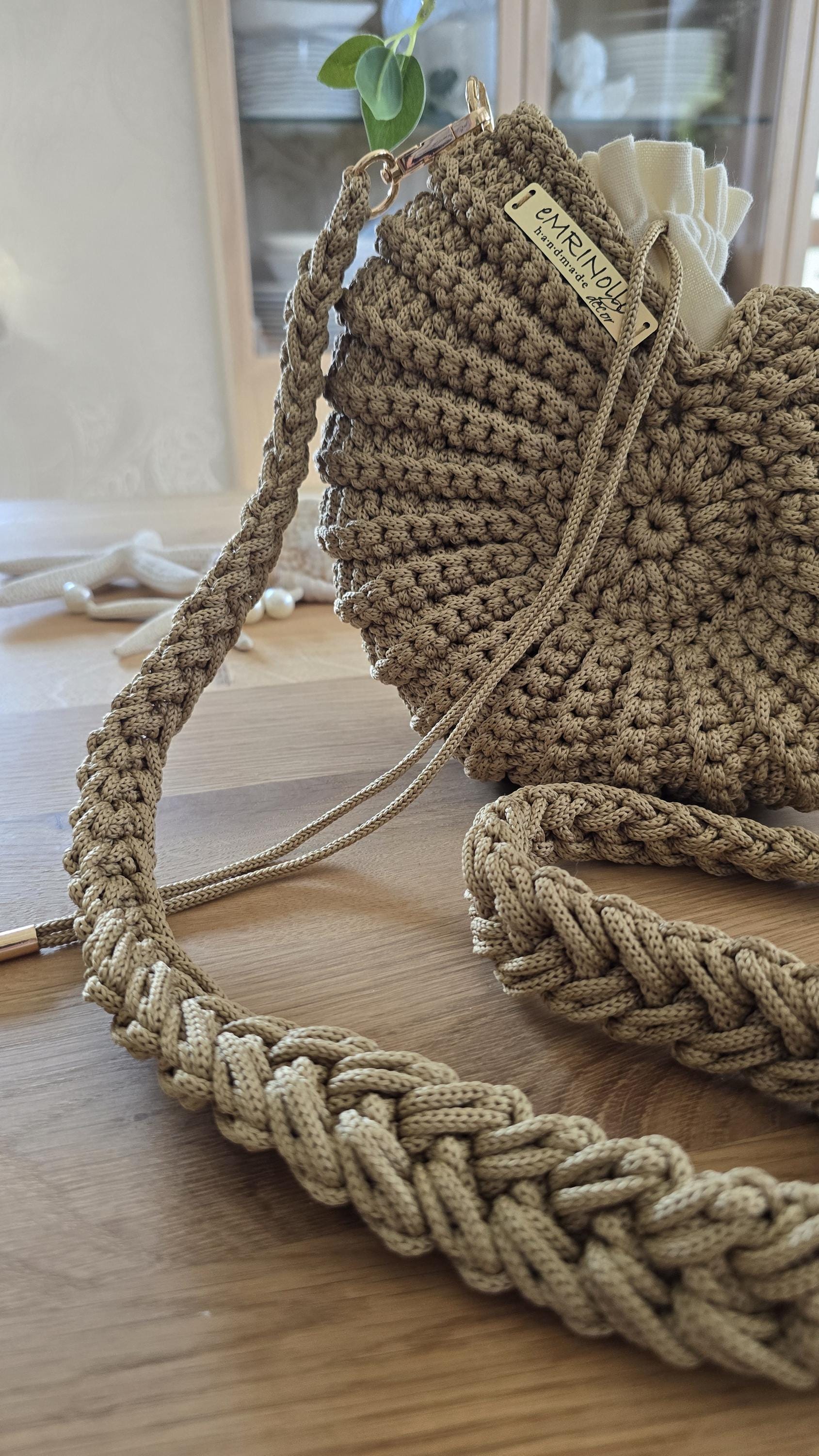 Muscheltasche mit schönem gehäkeltem Gurt