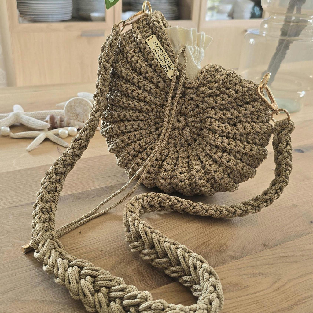 Gefertigt aus robustem Polyestergarn, mit elegantem Henkel, ist sie sowohl alltagstauglich als auch ein Hingucker für besondere Tage. Ein Geschenk für die Schwester, Freundin oder Tochter – oder einfach ein Lieblingsstück für dich selbst.
