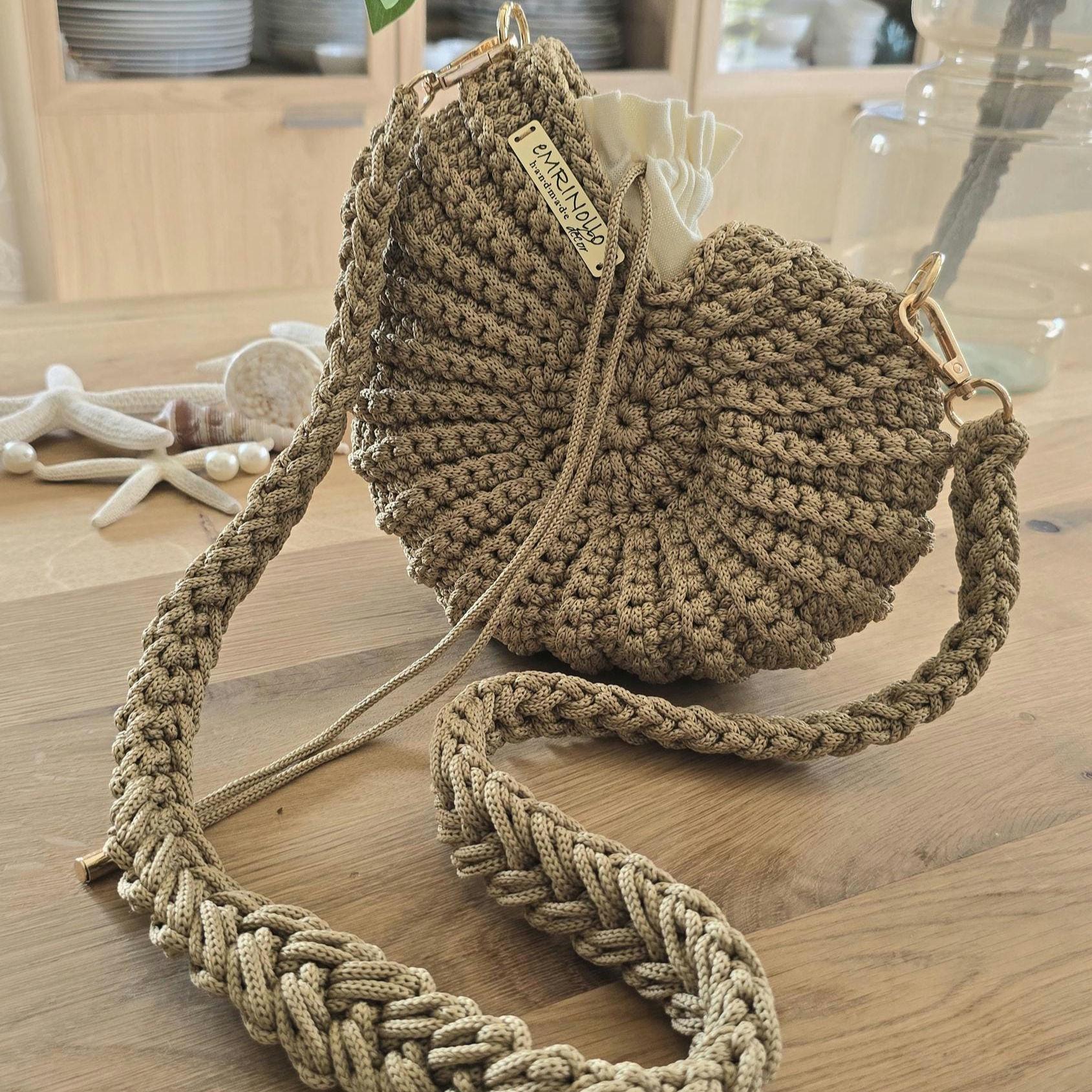 Gefertigt aus robustem Polyestergarn, mit elegantem Henkel, ist sie sowohl alltagstauglich als auch ein Hingucker für besondere Tage. Ein Geschenk für die Schwester, Freundin oder Tochter – oder einfach ein Lieblingsstück für dich selbst.