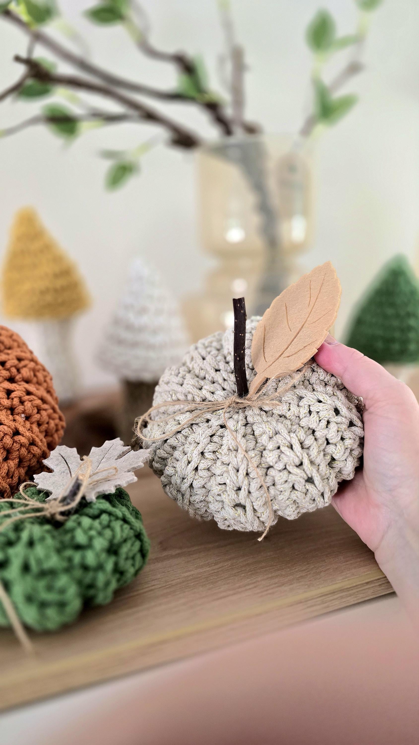Als Gastgeschenk für die Gastgeberin, als liebevolle Tischdeko oder als Akzent im Wohnzimmer verzaubern sie dein Zuhause mit einer Prise Boho-Charme.