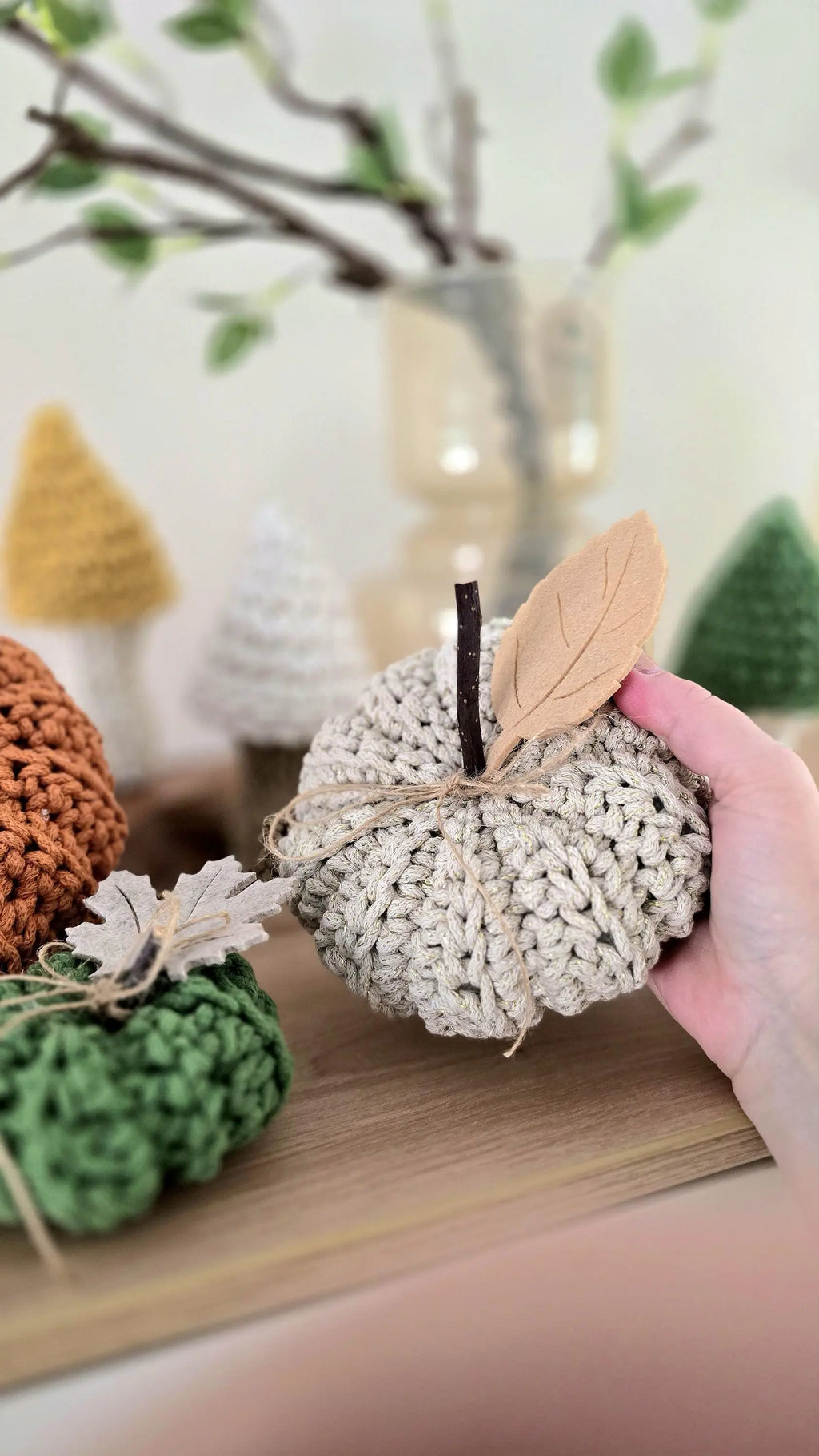 Als Gastgeschenk für die Gastgeberin, als liebevolle Tischdeko oder als Akzent im Wohnzimmer verzaubern sie dein Zuhause mit einer Prise Boho-Charme.