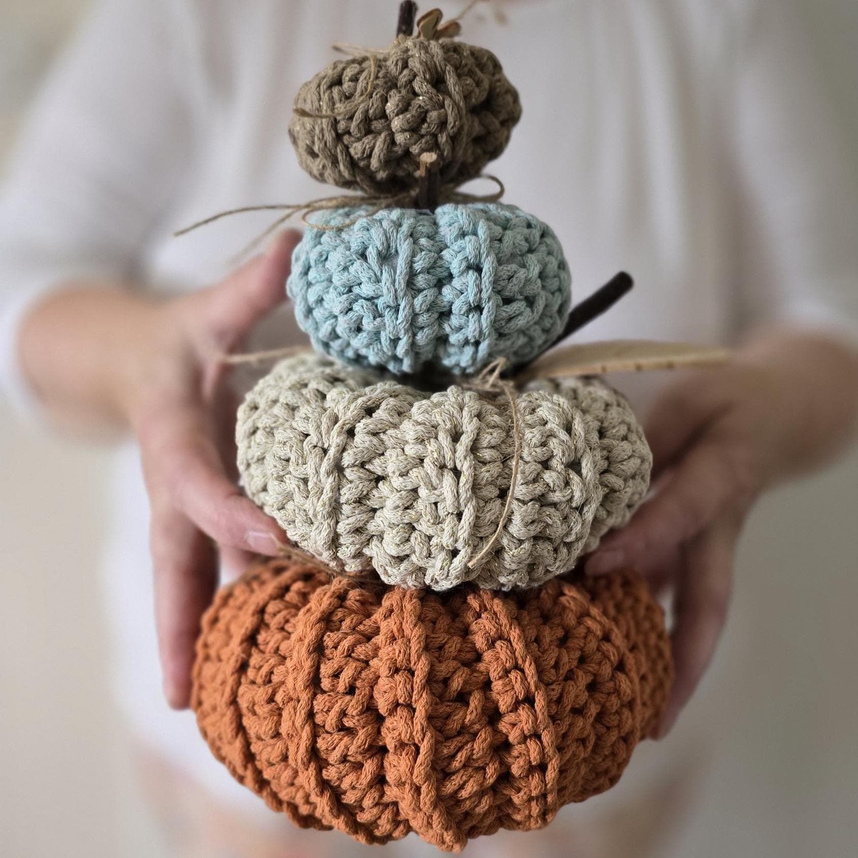 Wenn draußen die Blätter fallen, darf drinnen ein Stück Gemütlichkeit nicht fehlen: Kürbis gehäkelt, Deko Kürbis, Herbstdeko gehäkelt – jedes Stück ist handgefertigt und bringt herbstliche Wärme auf deinen Tisch.