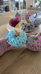 Sie sind mehr als Deko: handgemachte Unikate aus Baumwollgarn, die Gemütlichkeit, Farbe und einen Hauch Boho-Charme in dein Zuhause bringen.