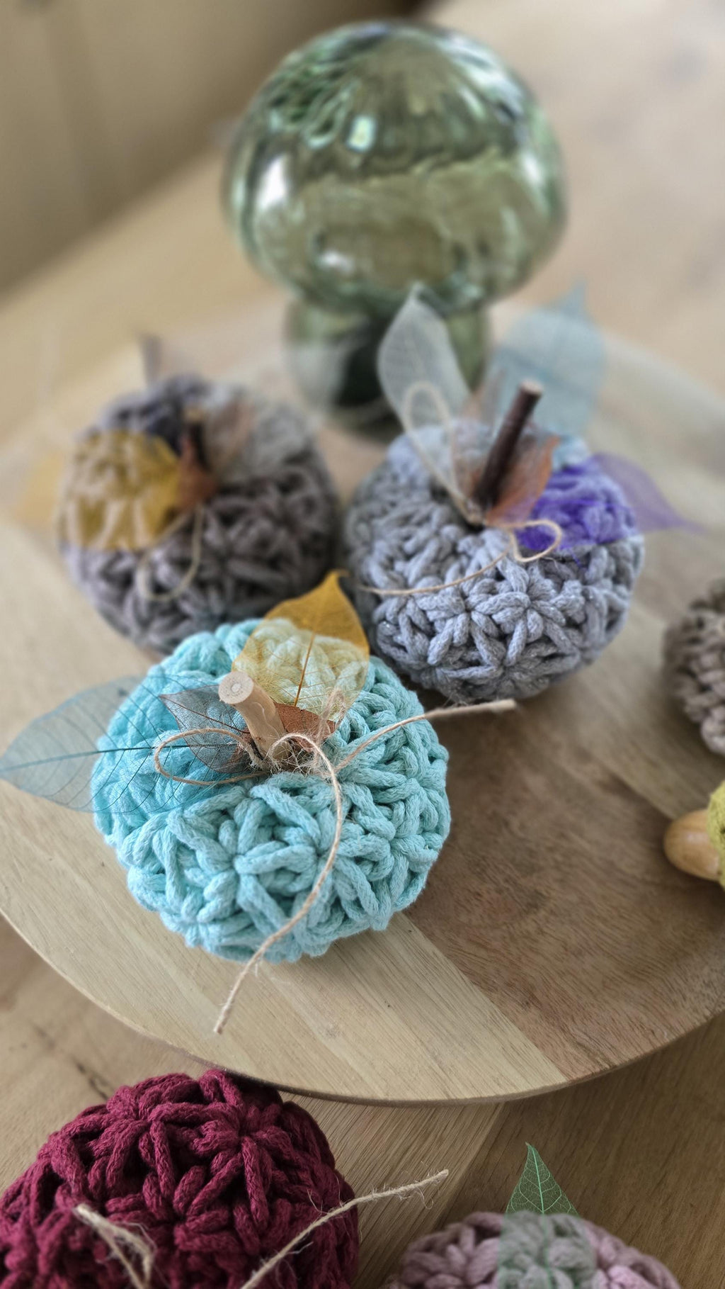 Sie sind mehr als Deko: handgemachte Unikate aus Baumwollgarn, die Gemütlichkeit, Farbe und einen Hauch Boho-Charme in dein Zuhause bringen.