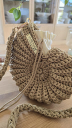 Wähle deine Lieblingsfarbe und finde die Shell-Bag, die zu deinem Stil passt – ob schlicht-elegant oder mutig und farbenfroh.