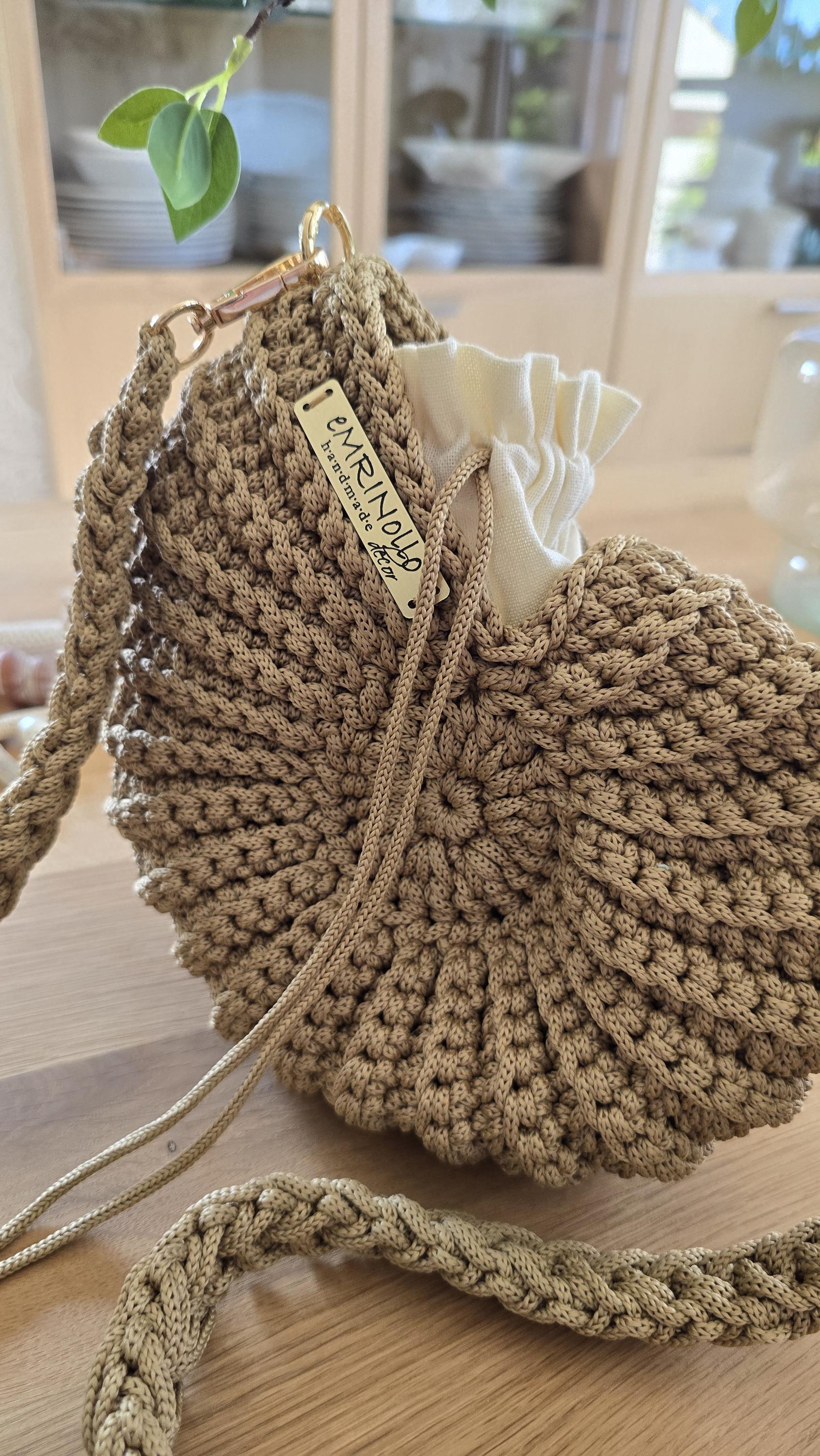 Wähle deine Lieblingsfarbe und finde die Shell-Bag, die zu deinem Stil passt – ob schlicht-elegant oder mutig und farbenfroh.