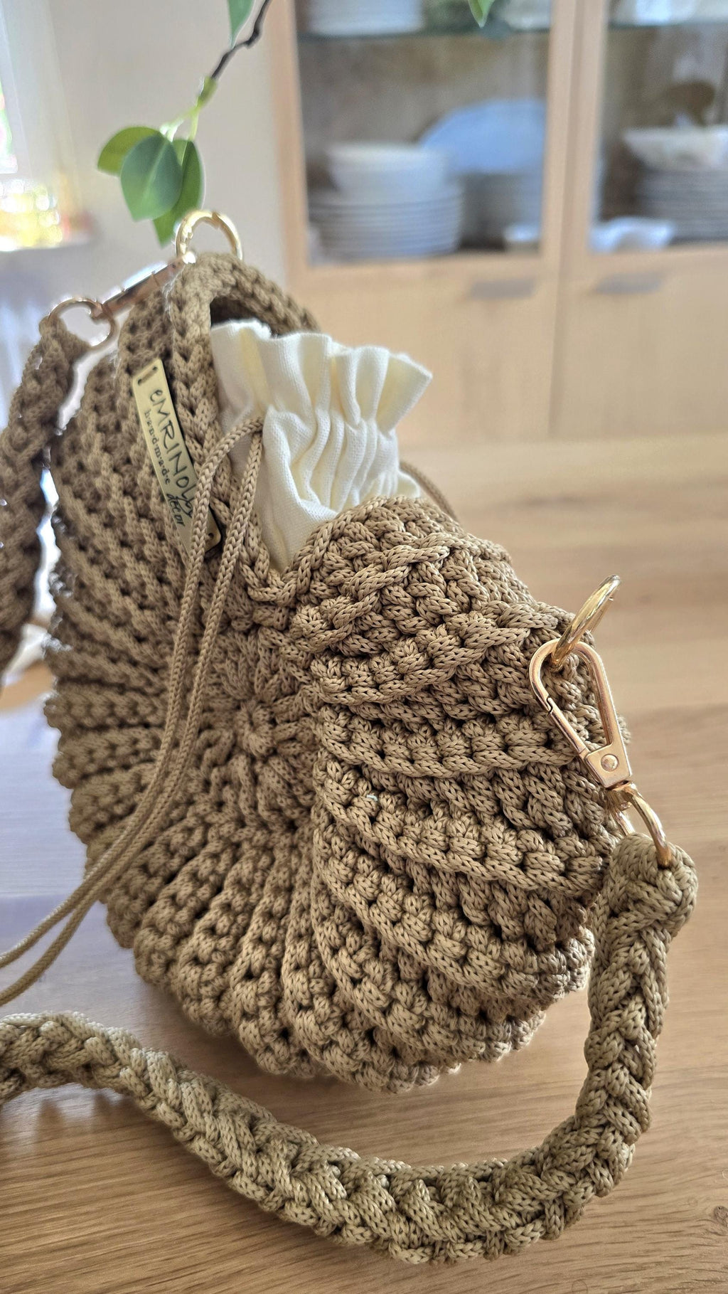 Gefertigt aus robustem Polyestergarn, mit elegantem Henkel, ist sie sowohl alltagstauglich als auch ein Hingucker für besondere Tage. Ein Geschenk für die Schwester, Freundin oder Tochter – oder einfach ein Lieblingsstück für dich selbst.