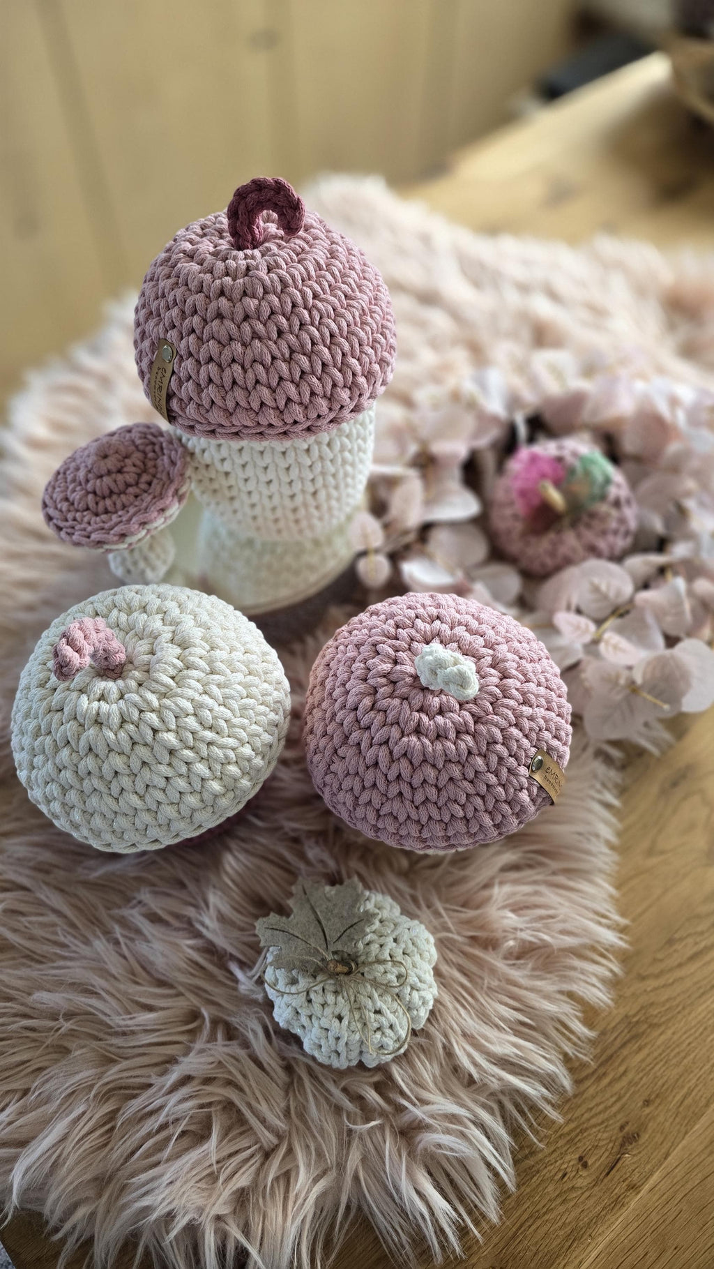Die Körbe holen den Wald ins Wohnzimmer – ohne Blätterchaos. Sie passen zum Boho Stil, schaffen Hygge-Atmosphäre und geben deinem Zuhause diesen „gemütlich & stilvoll“-Touch.