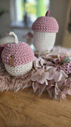 Die Blätter draußen tanzen im Wind, drinnen macht es sich der Herbst in den schönsten Farben bequem. Mitten im Raum ein kleiner Eyecatcher: gehäkelte Eichel-Körbe, die aussehen, als hätten sie gerade eben noch unter einer alten Eiche gelegen. 🍂