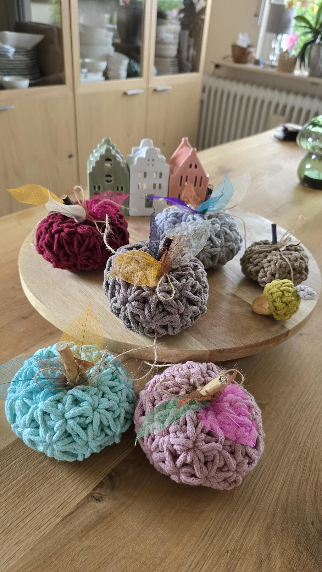Pumpkin gehäkelt in Blütenmuster, Deko Apfel, Herbstdeko Gastgeschenk für Gastgeberin, Tischdeko in herbstlicher Stimmung, Boho Style