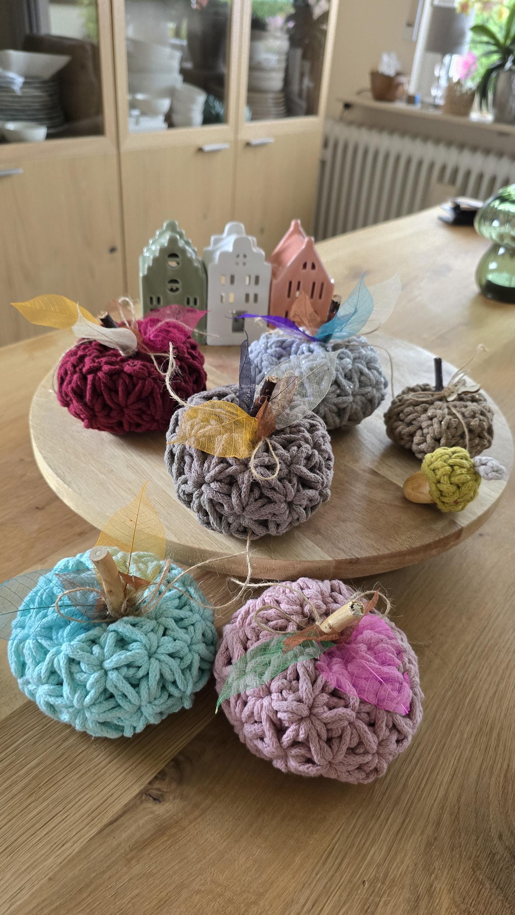 Pumpkin gehäkelt in Blütenmuster, Deko Apfel, Herbstdeko Gastgeschenk für Gastgeberin, Tischdeko in herbstlicher Stimmung, Boho Style