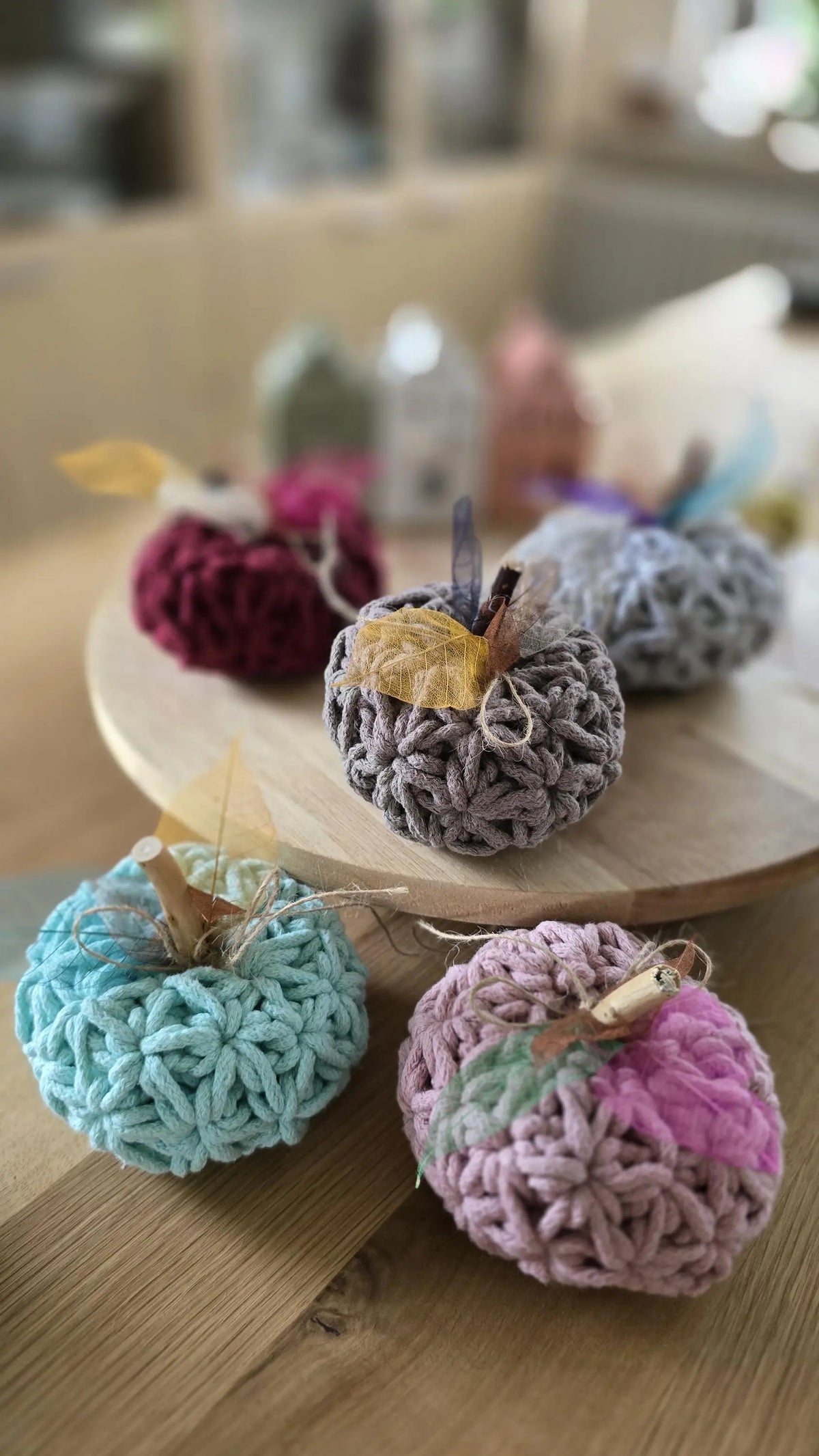 Pumpkin gehäkelt in Blütenmuster, Deko Apfel, Herbstdeko Gastgeschenk für Gastgeberin, Tischdeko in herbstlicher Stimmung, Boho Style