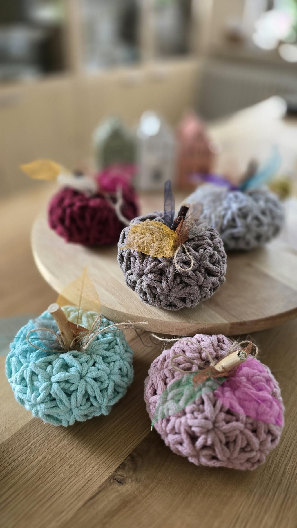 Pumpkin gehäkelt in Blütenmuster, Deko Apfel, Herbstdeko Gastgeschenk für Gastgeberin, Tischdeko in herbstlicher Stimmung, Boho Style