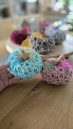 Sie sind mehr als Deko: handgemachte Unikate aus Baumwollgarn, die Gemütlichkeit, Farbe und einen Hauch Boho-Charme in dein Zuhause bringen.