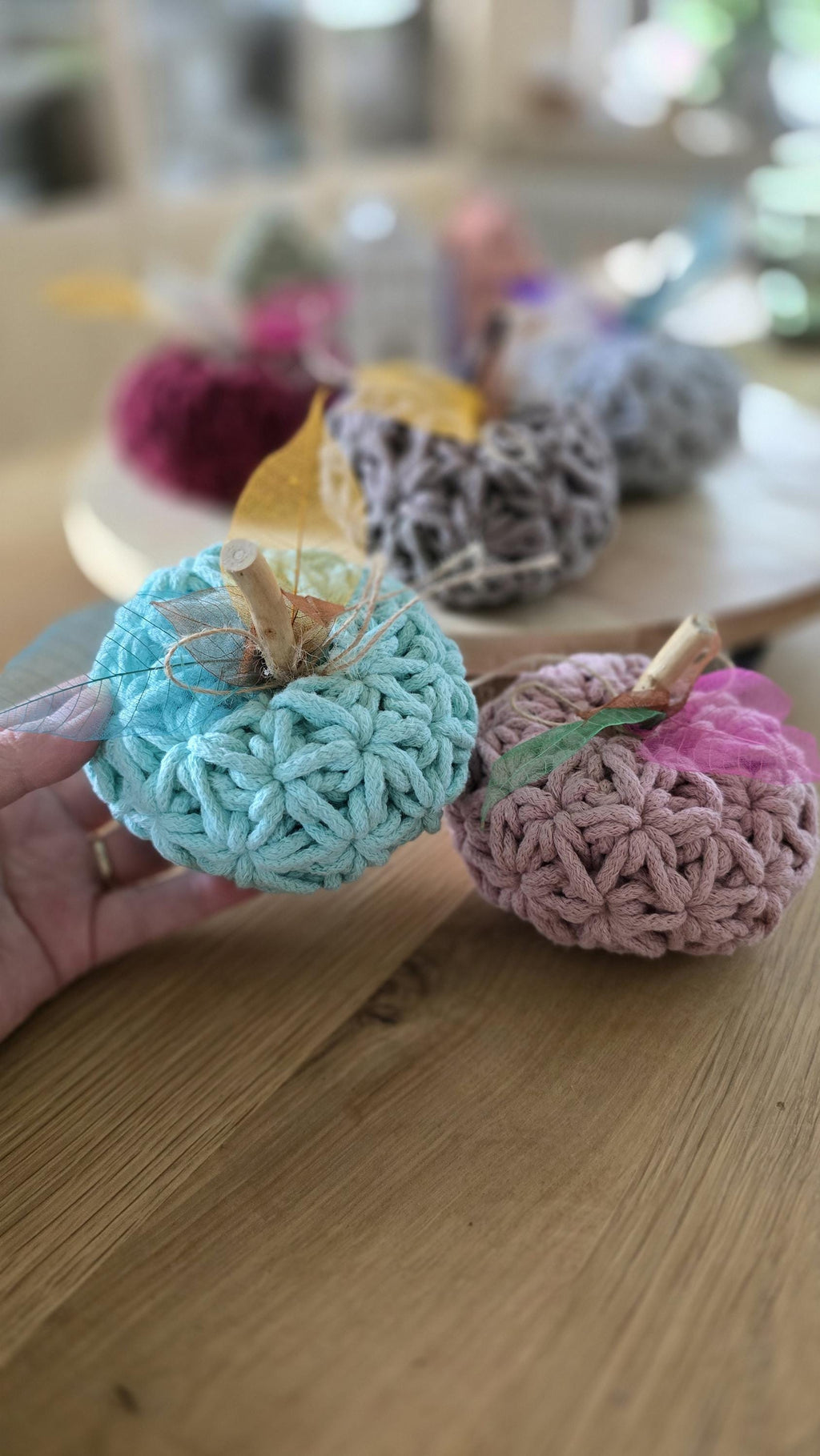 Sie sind mehr als Deko: handgemachte Unikate aus Baumwollgarn, die Gemütlichkeit, Farbe und einen Hauch Boho-Charme in dein Zuhause bringen.