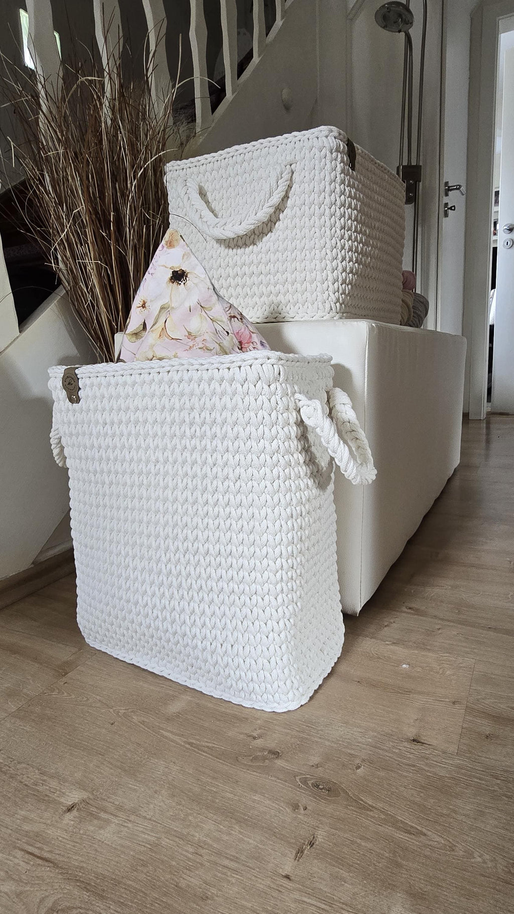 Handgearbeitet aus robuster Baumwollschnur, vereint er weiche Form mit stabiler Struktur – und bringt skandinavischen Flair direkt in dein Zuhause. Egal ob im Flur, Bad oder Wohnzimmer: Der Organizer fügt sich minimalistisch, pastellfreundlich und absolut harmonisch ein.