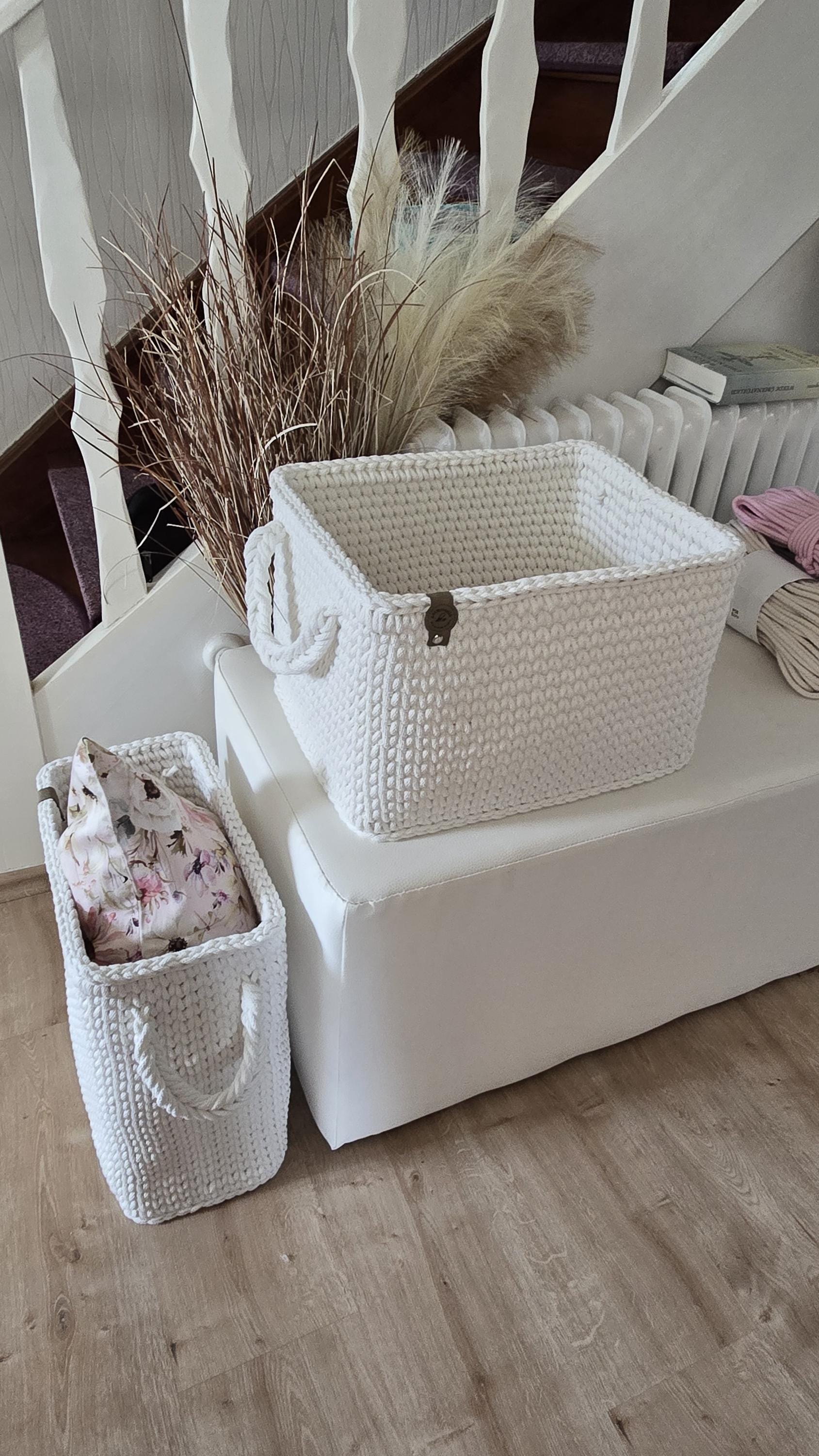Handgearbeitet aus robuster Baumwollschnur, vereint er weiche Form mit stabiler Struktur – und bringt skandinavischen Flair direkt in dein Zuhause. Egal ob im Flur, Bad oder Wohnzimmer: Der Organizer fügt sich minimalistisch, pastellfreundlich und absolut harmonisch ein.