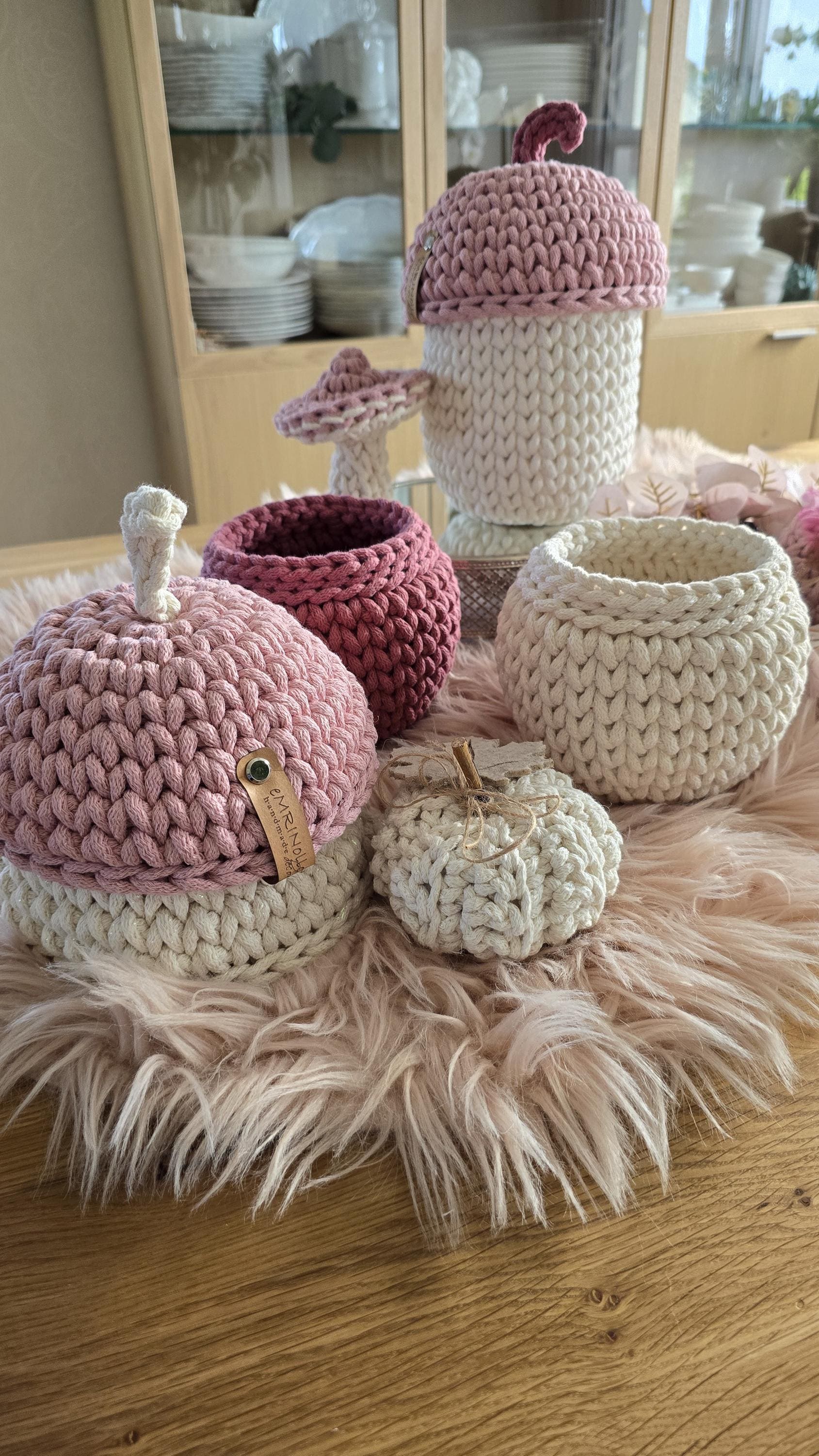 Die Körbe holen den Wald ins Wohnzimmer – ohne Blätterchaos. Sie passen zum Boho Stil, schaffen Hygge-Atmosphäre und geben deinem Zuhause diesen „gemütlich & stilvoll“-Touch.