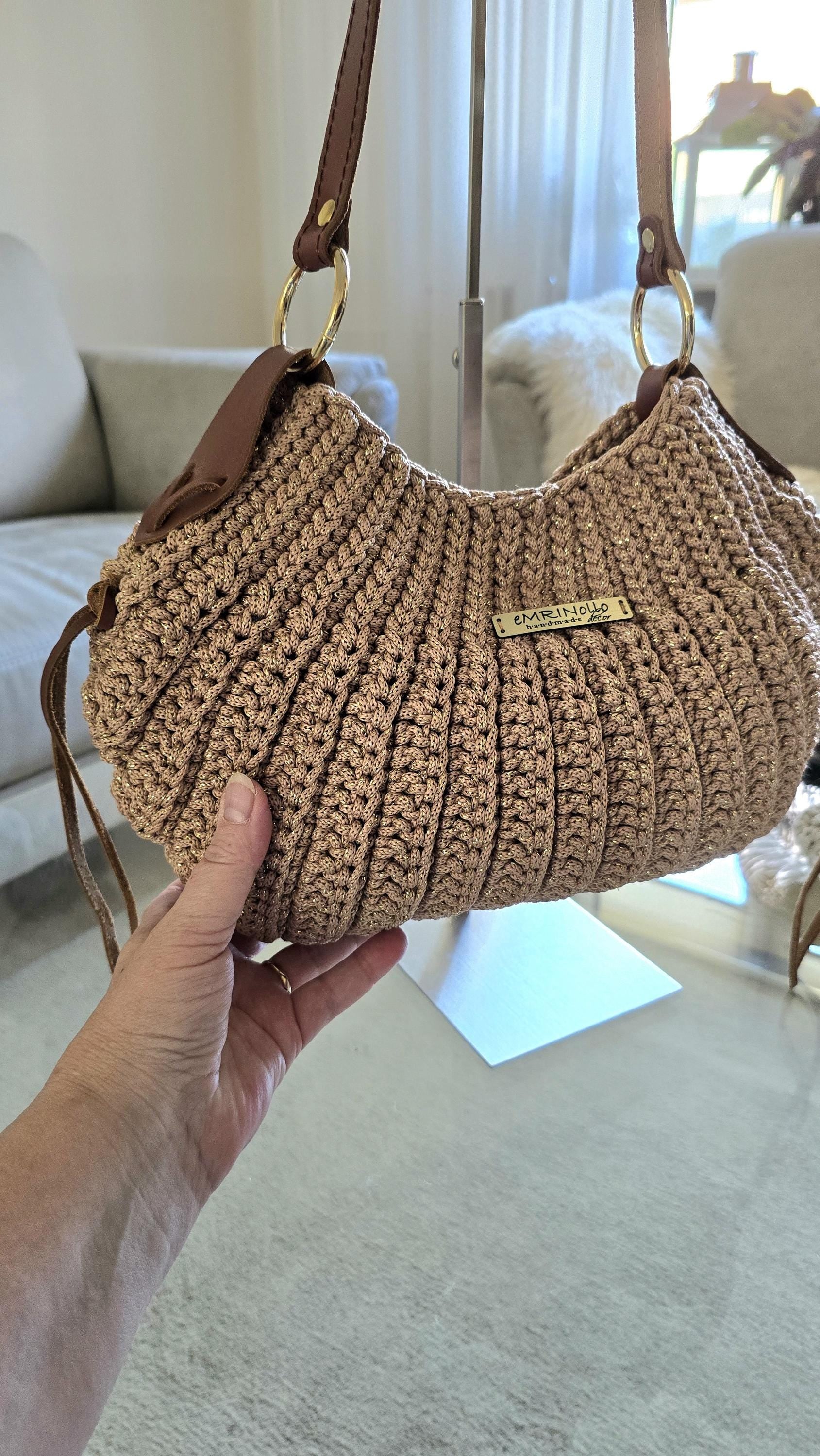 Ein Hauch Paris für deine Schulter – diese gehäkelte Croissant Bag verbindet Handarbeit mit moderner Eleganz.