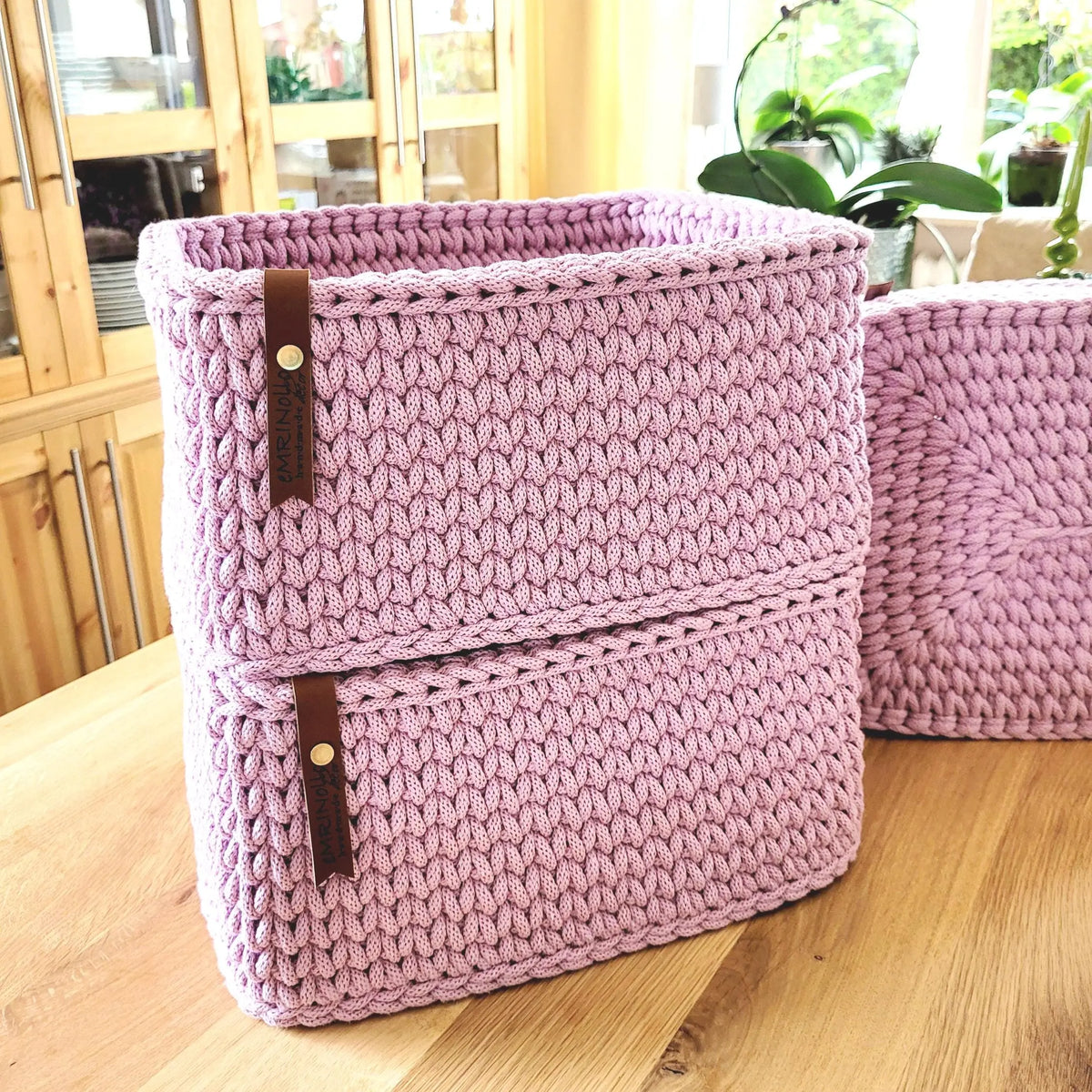 Größenvergleich: Korb neben Kuscheltier und Bücherstapel, 40x25x16 cm.