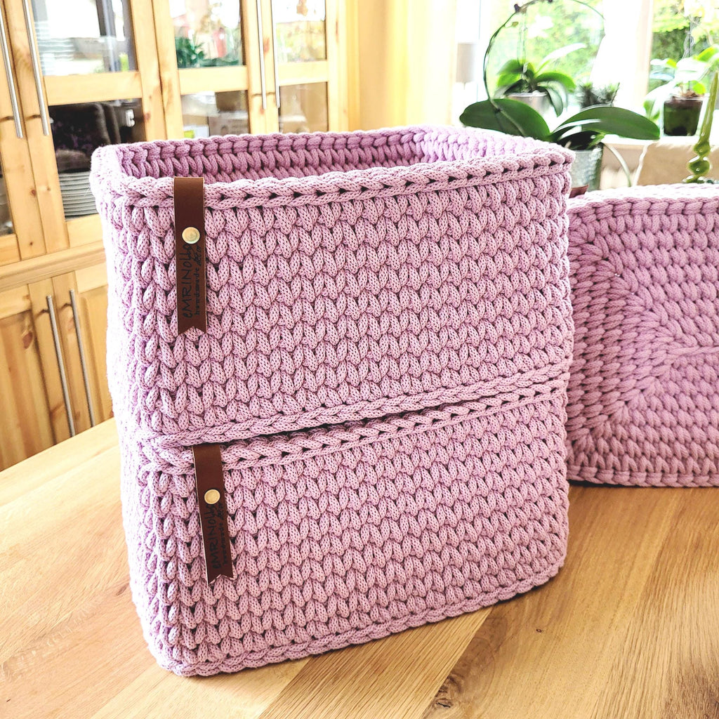 Größenvergleich: Korb neben Kuscheltier und Bücherstapel, 40x25x16 cm.