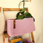 Größenvergleich: Korb neben Kuscheltier und Bücherstapel, 40x25x16 cm.