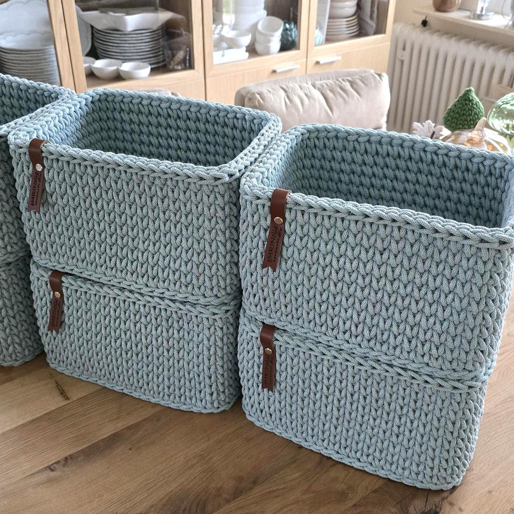 Korb im Regal mit Wohnaccessoires, sanftes Tageslicht, minimalistisches Interior.
