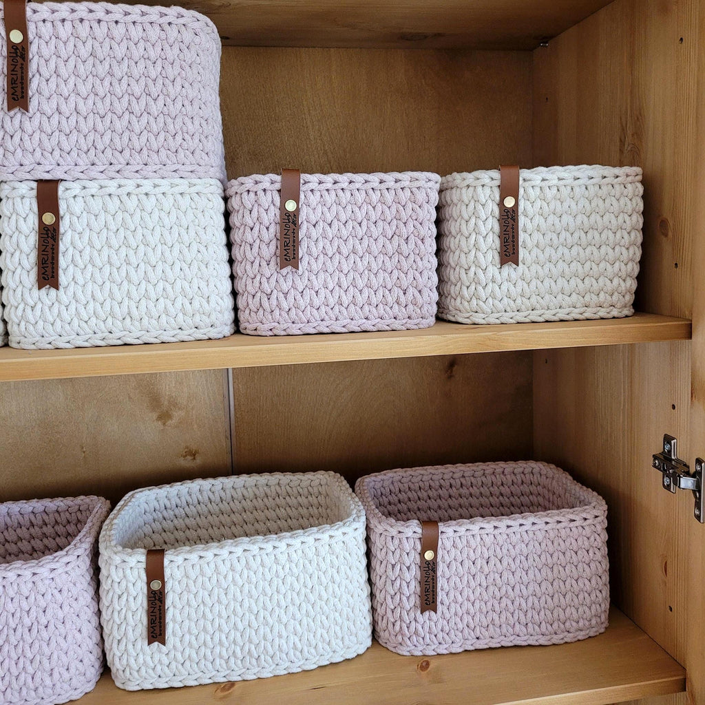 Korb im Regal mit Wohnaccessoires, sanftes Tageslicht, minimalistisches Interior.