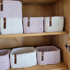 Korb im Regal mit Wohnaccessoires, sanftes Tageslicht, minimalistisches Interior.